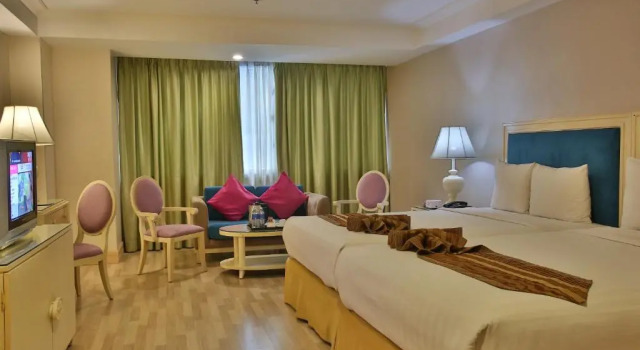 Люкс Executive Deluxe с 2 комнатами Crown Regency Hotel & Towers