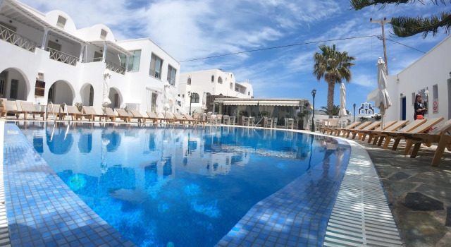 Кровать в общем номере Hotel Mathios Village