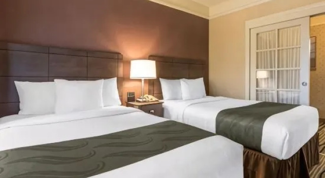 Четырёхместный люкс c 1 комнатой Ramada Suites by Wyndham San Diego Hotel Circle Area