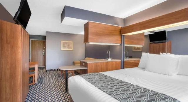 Люкс Microtel Inn and Suites Dover