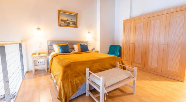 Daily Apartments - Split Level Apartment near Port