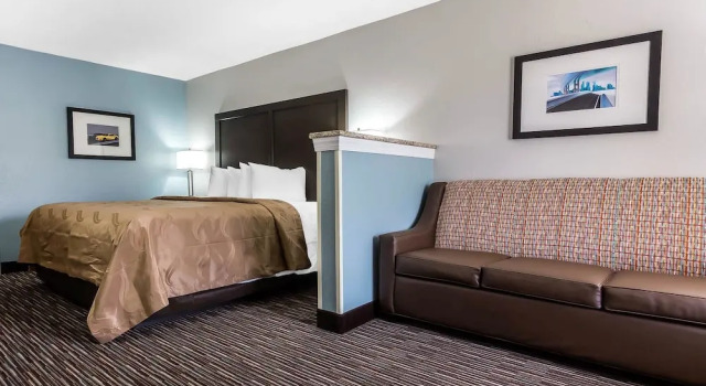 Двухместный люкс с балконом Quality Inn & Suites Mooresville-Lake Norman
