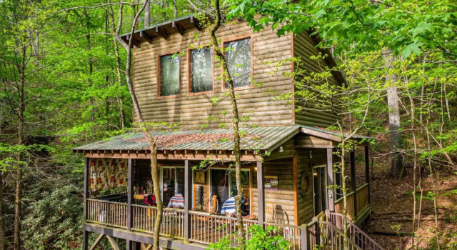 The TreeHouse - Rocking Chair Deck with Hot Tub below, Walking Distance to Downtown Helen, Sleeps 5, Prenota Hotel Helen Georgia