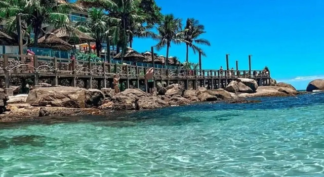 Апартаменты Apartamentos com piscinas na praia de Bombas