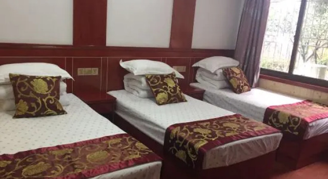 Кровать в общем номере Putuo mountain heart inn