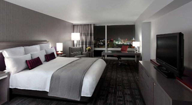 Четырёхместный номер Standard с видом на здание Capitol Records Loews Hollywood Hotel