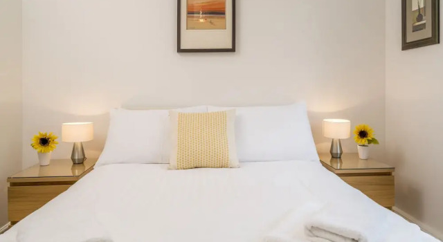 Sunny 2BR apt in the heart of Vauxhall, by subway, Забронировать Отель Отели Лондона с парковкой, рядом с Ламбетский мост, Парковка