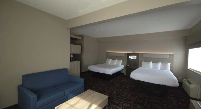 Четырёхместный люкс Reston Inn & Suites