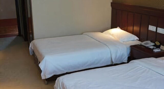 Sutong Holiday Hotel, Rezerwuj Hotel Hotele w Burqin z basenem, Basen