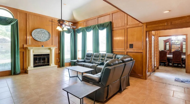 Expansive Home w/ Pool Table ~ 15 Mi to Galveston!, Varaa Lomakoti Mökit kohteessa Houston, Mökki