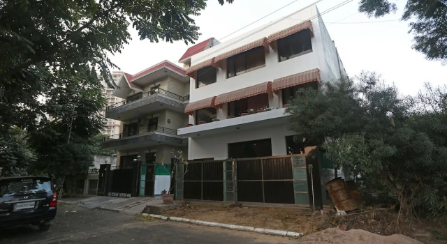 OYO 8337 DLF Phase 4, Забронировать Отель Гургаон Gurgaon Region, рядом с Улица Гольф-Корс-роуд