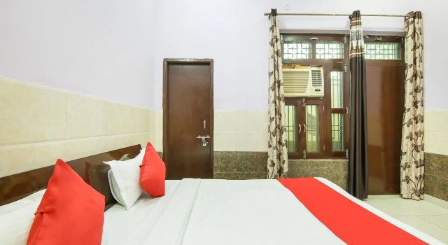 OYO 75672 Holidays Hotel, Забронировать Отель Рохтак штат Харьяна