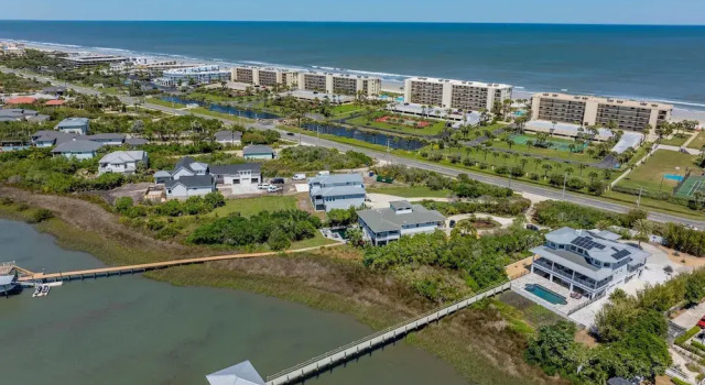Коттедж 400 Steps to Sand Waterfront Luxury w Dock Pool