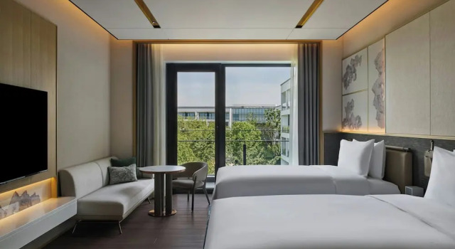 Четырёхместный номер Standard с балконом и с видом на сад Suzhou Marriott Hotel Yangcheng Lake