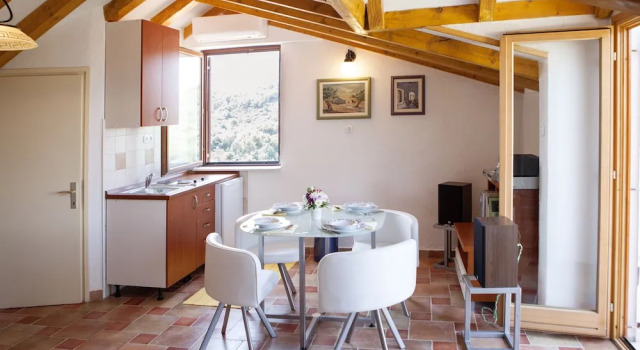 A2 - Studio With Balcony, Just 3 min to the Beach