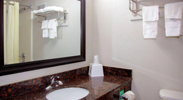 Четырёхместный номер Standard Econo Lodge Ardmore