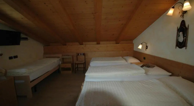 Standard Vierer Zimmer Dachboden Hotel La Tea