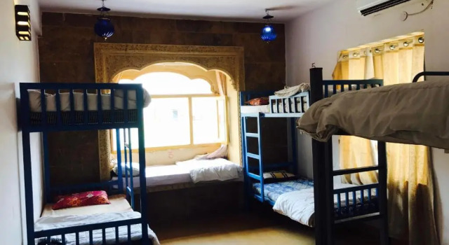 Кровать в общем номере (женский номер) Golden Sandstone Hotel Desert Safari Camp