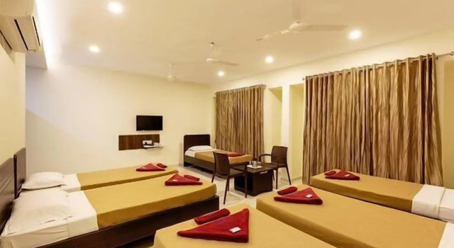 Кровать в общем номере Hotel Galaxy Inn Kolhapur