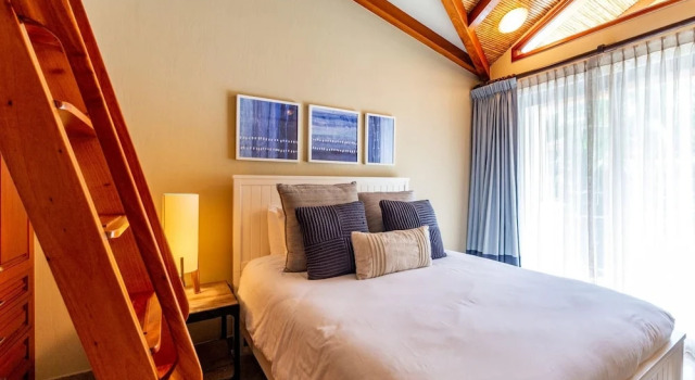 Modern Oceanfront Condo with a Chic Coastal Design, Resort-Style Amenities, and Direct Beach Access, Rezerwuj Apartament Hotele w Playa Flamingo z basenem, Basen