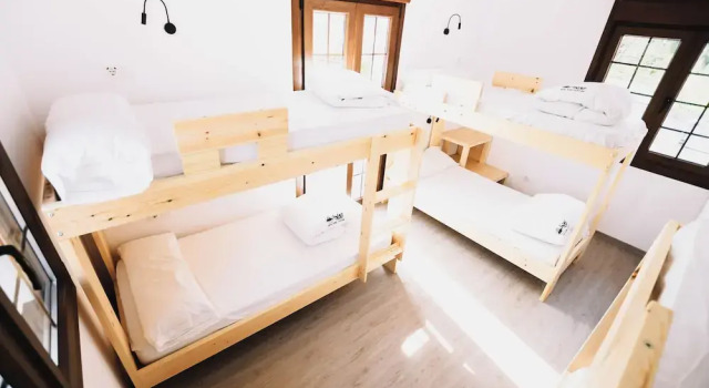 Кровать в общем номере Latas Surf House