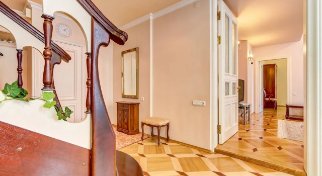 Home4day Spacious Apartment by the Hermitage