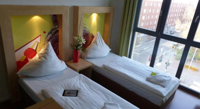 Одноместный номер Standard H+ Hotel 4Youth