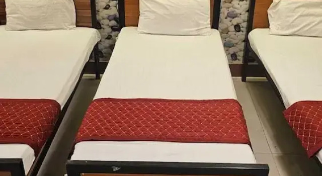Кровать в общем номере Tirupati Lodge Private Limited