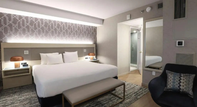 Люкс Radisson Plaza Hotel at Kalamazoo Center