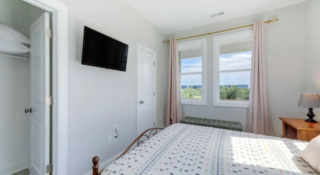 North Topsail Getaway w/ Panoramic Sound Views!, Забронировать Отель Норт-Топсейл-Бич Северная Каролина