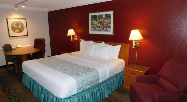 Номер Standard Days Inn & Suites by Wyndham Arlington Heights