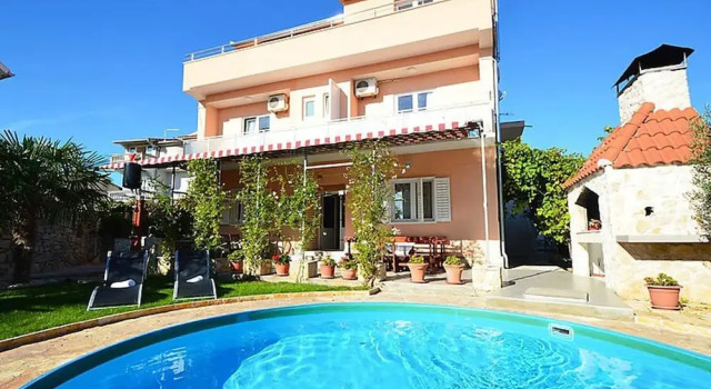 Апартаменты с 5 комнатами с видом на сад Three Apartment Complex With Pool