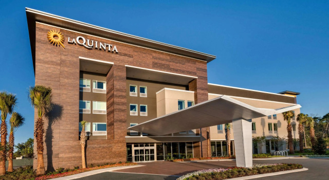 La Quinta Inn & Suites by Wyndham Orlando - IDrive Theme Parks