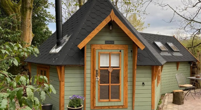 Коттедж Hobbit Cabin for 2 - Outdoor Bath / Wood Burner