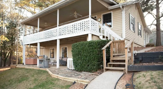 Коттедж Lakefront Cottage w/ Private Hot Tub!