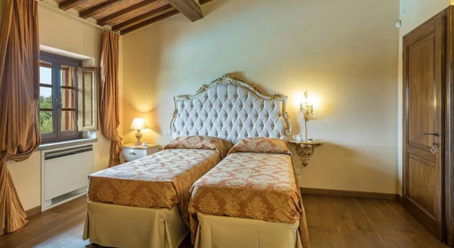 Fontanicchio 14 in Borghetto, Забронировать Вилла Отели Озера Тразимено с парковкой, Парковка