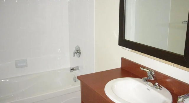 Люкс Deluxe Super 8 by Wyndham Peterborough