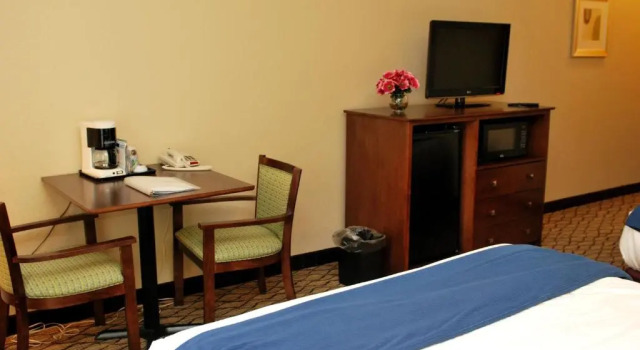 Четырёхместный номер Standard Holiday Inn Express Lapeer by IHG