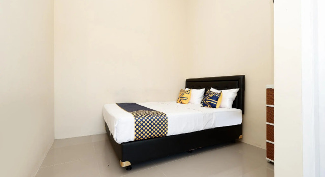 Habitación doble Estándar RedDoorz at Putri Syariah Brebes