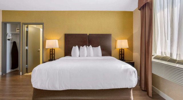 Best Western Plus Plaza Hotel, Забронировать Отель Отели Куинс с парковкой, рядом с Станция метро 21-я улица линия Кросстаун IND, Парковка