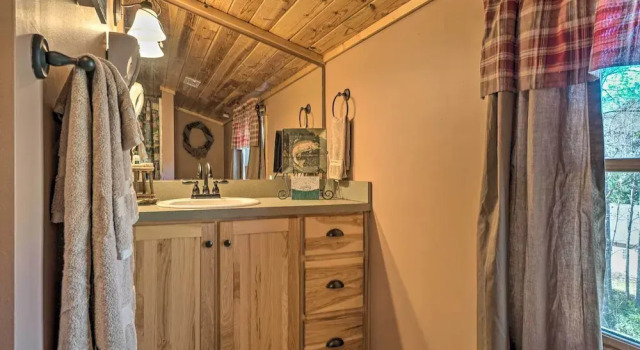 Outdoor Adventure - Charming Cabin w/ Hot Tub