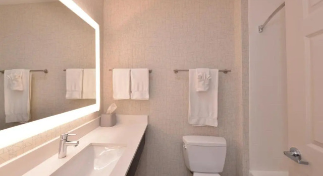 Четырёхместный номер Standard Holiday Inn Express Mystic by IHG