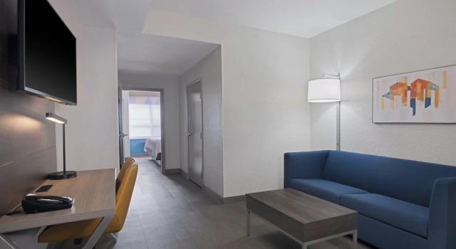 Люкс c 1 комнатой Holiday Inn Express & Suites Lakeland North I-4 by IHG