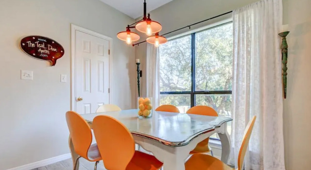 4BR 2 5BA Lake Travis Pool Hill Country Views Sleeps 14 by RedAwning, Забронировать Дом для отпуска Лейкуэй Greater Austin