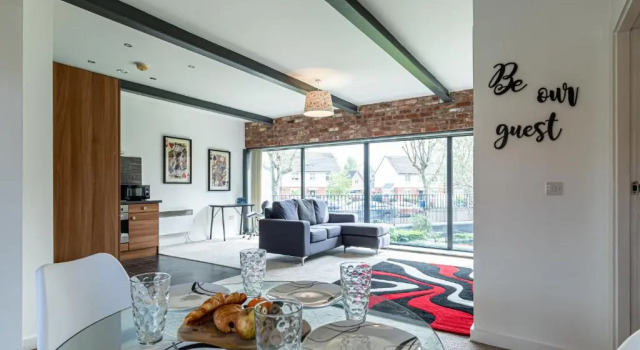 Clock Towers, 2 Bed, Stockton Heath, Warrington, Parking, Book Hotel Warrington 