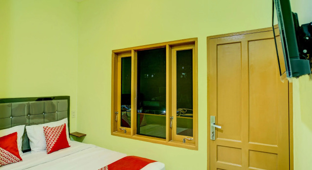 Номер Deluxe Hotel O Parapat Near Dermaga Ajibata Formerly Pudan Residence 2