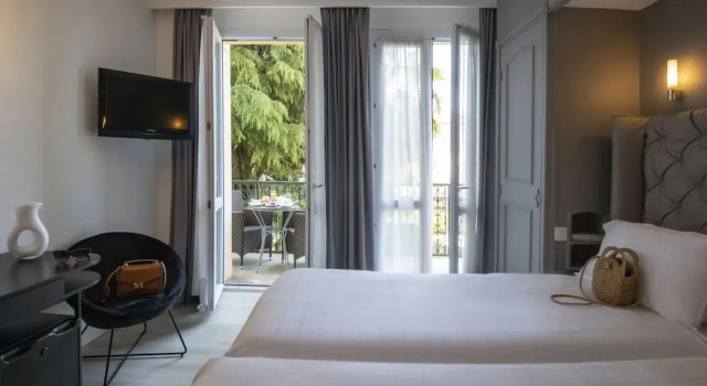 Номер Standard с балконом GOLDEN TULIP CANNES HOTEL de PARIS