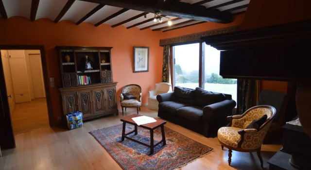 Hillside Retreat with Pond, Забронировать Дом для отпуска Отели Льернёкс с парковкой, Парковка