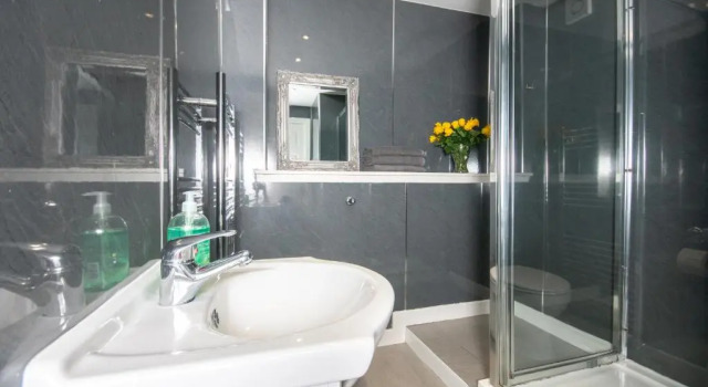 Апартаменты Find "DWELLCOME HOME Ltd" site for 10oo10 assurance from past guests - Immaculate 2 Bedroom, 3 Bed, 2 Doubles and a Single 2nd floor Apartment with free allocated off street parking, 100Mbps broadband, Miles better than a hotel