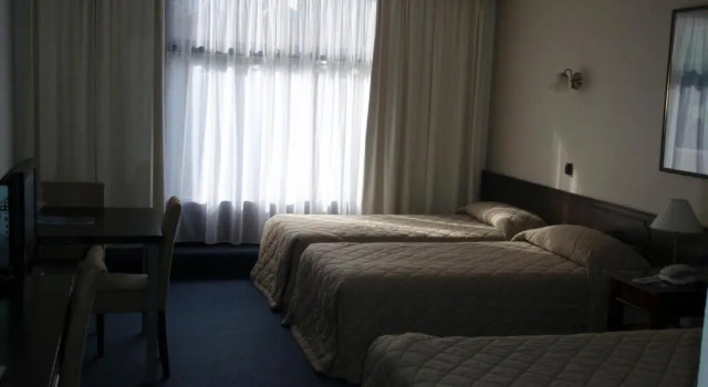 Кровать в общем номере West Coaster Motel